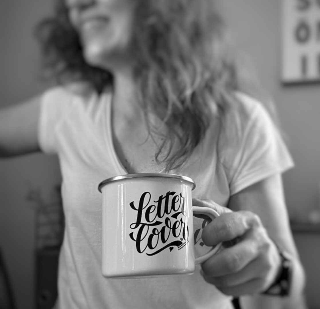 Frau mit LetterLover Tasse