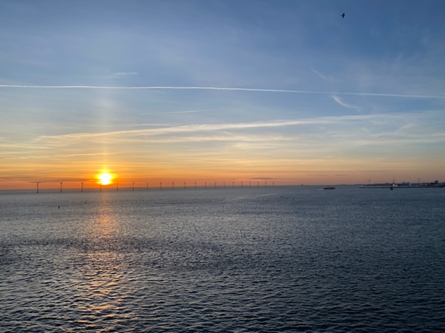 Sonnenaufgang über dem Meer auf dem Weg nach Kopenhagen