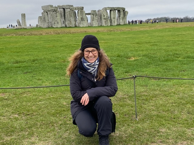 Frau vor Stonehenge