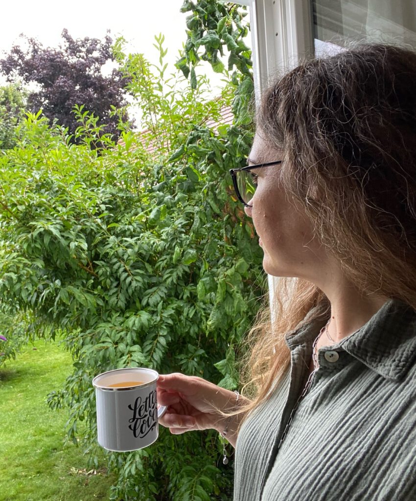 Kaffeepause mit Blick in den Garten